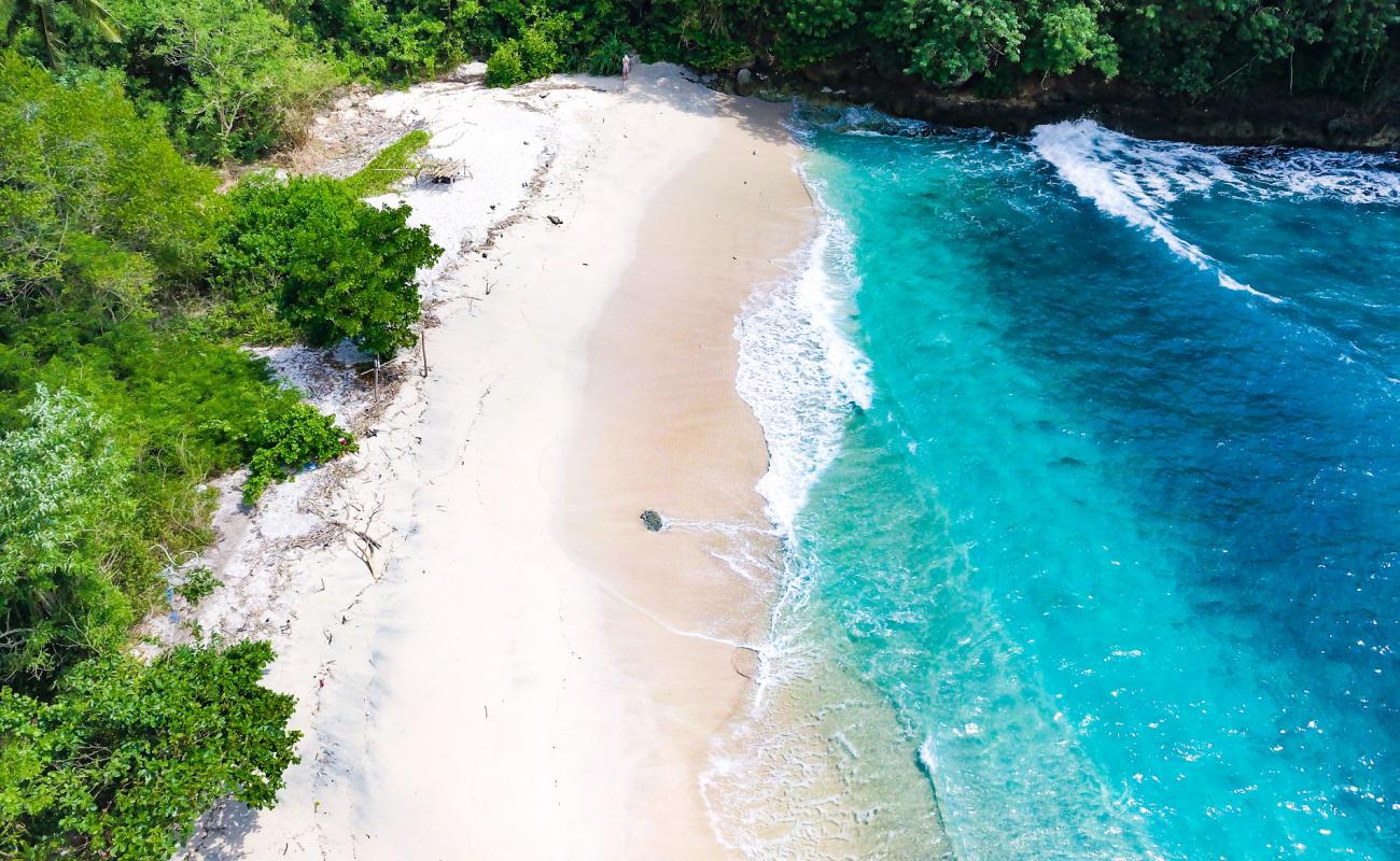 Pandan Beach'in fotoğrafı beyaz kum yüzey ile