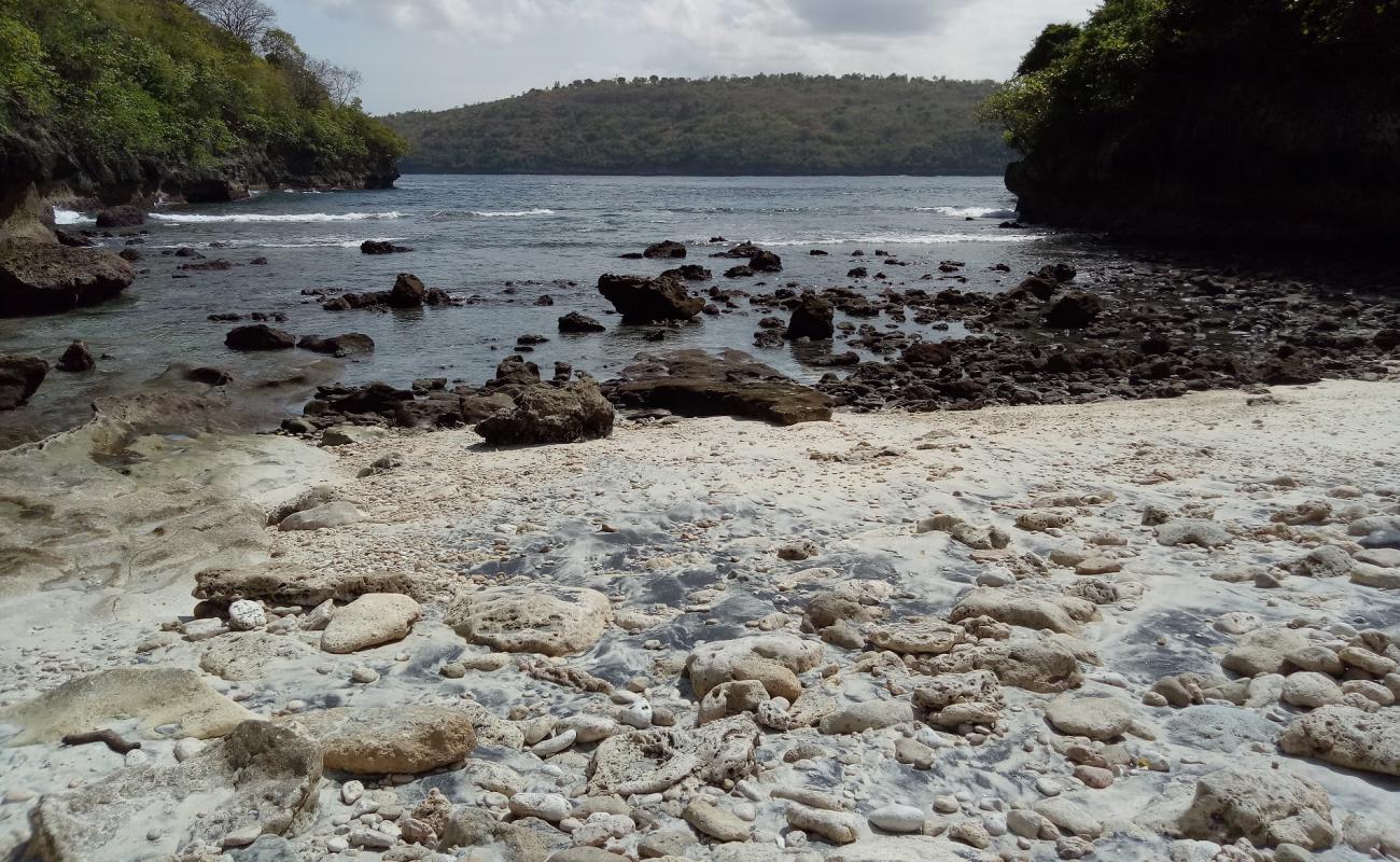 Pantai banana'in fotoğrafı bej kum ve kayalar yüzey ile