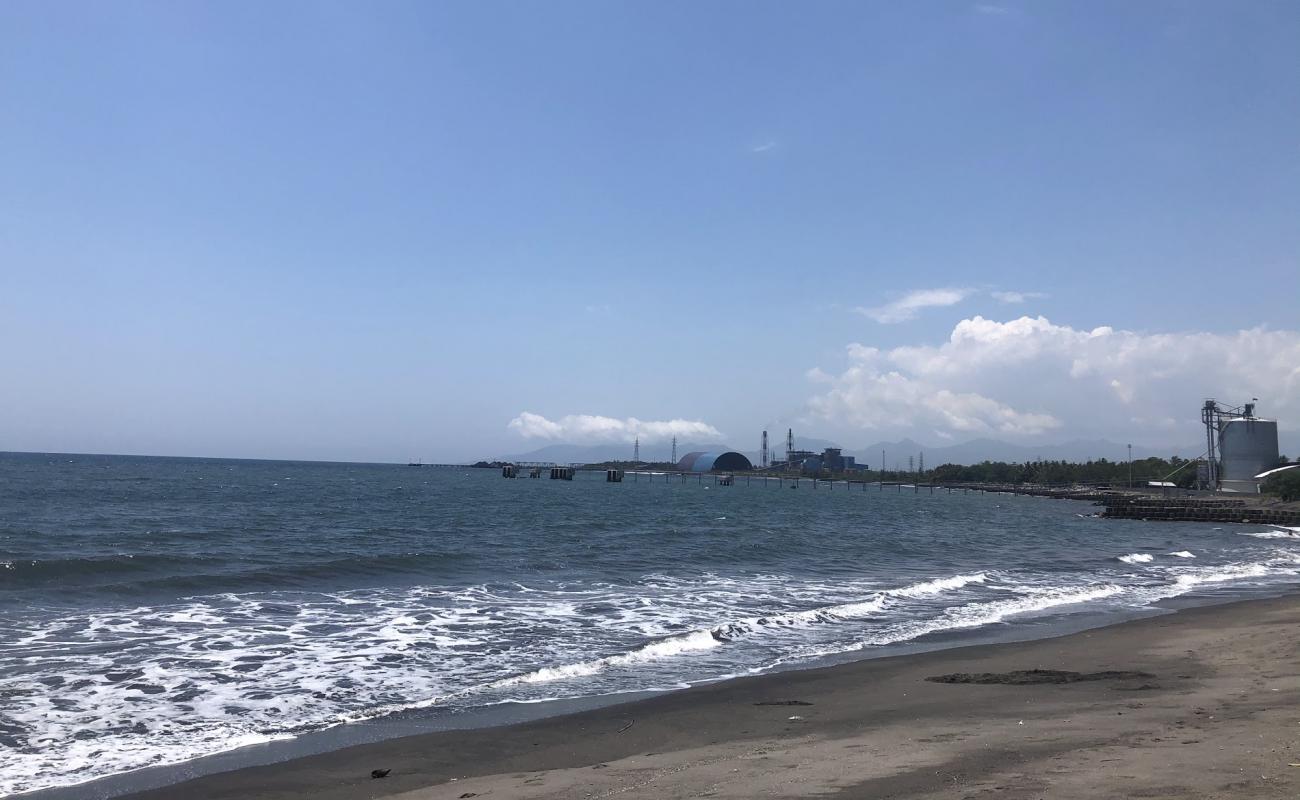 Induk Beach'in fotoğrafı kahverengi kum yüzey ile