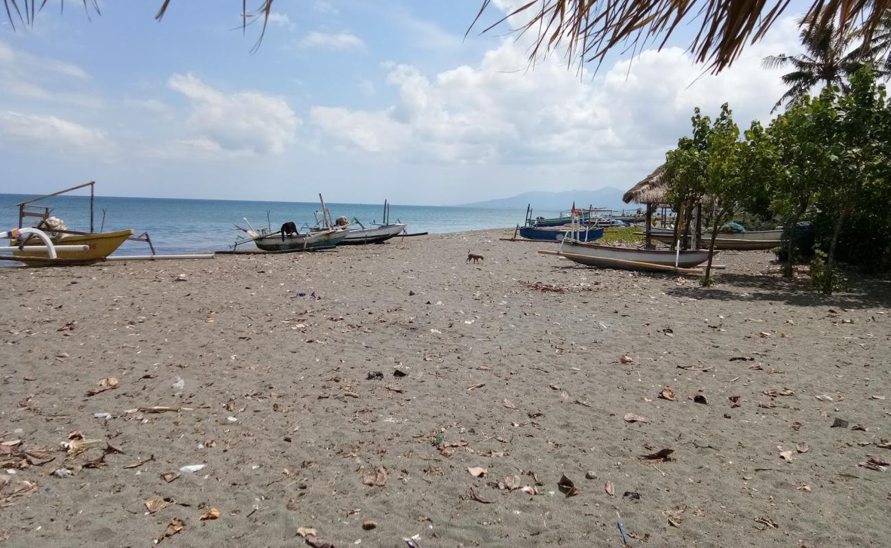 Karang Bangket Beach'in fotoğrafı kahverengi kum yüzey ile