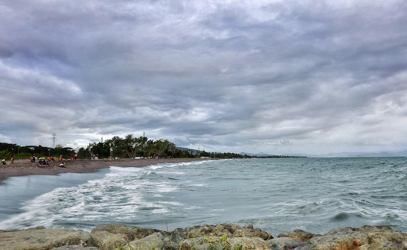 Loang Baloq Beach'in fotoğrafı kahverengi kum yüzey ile