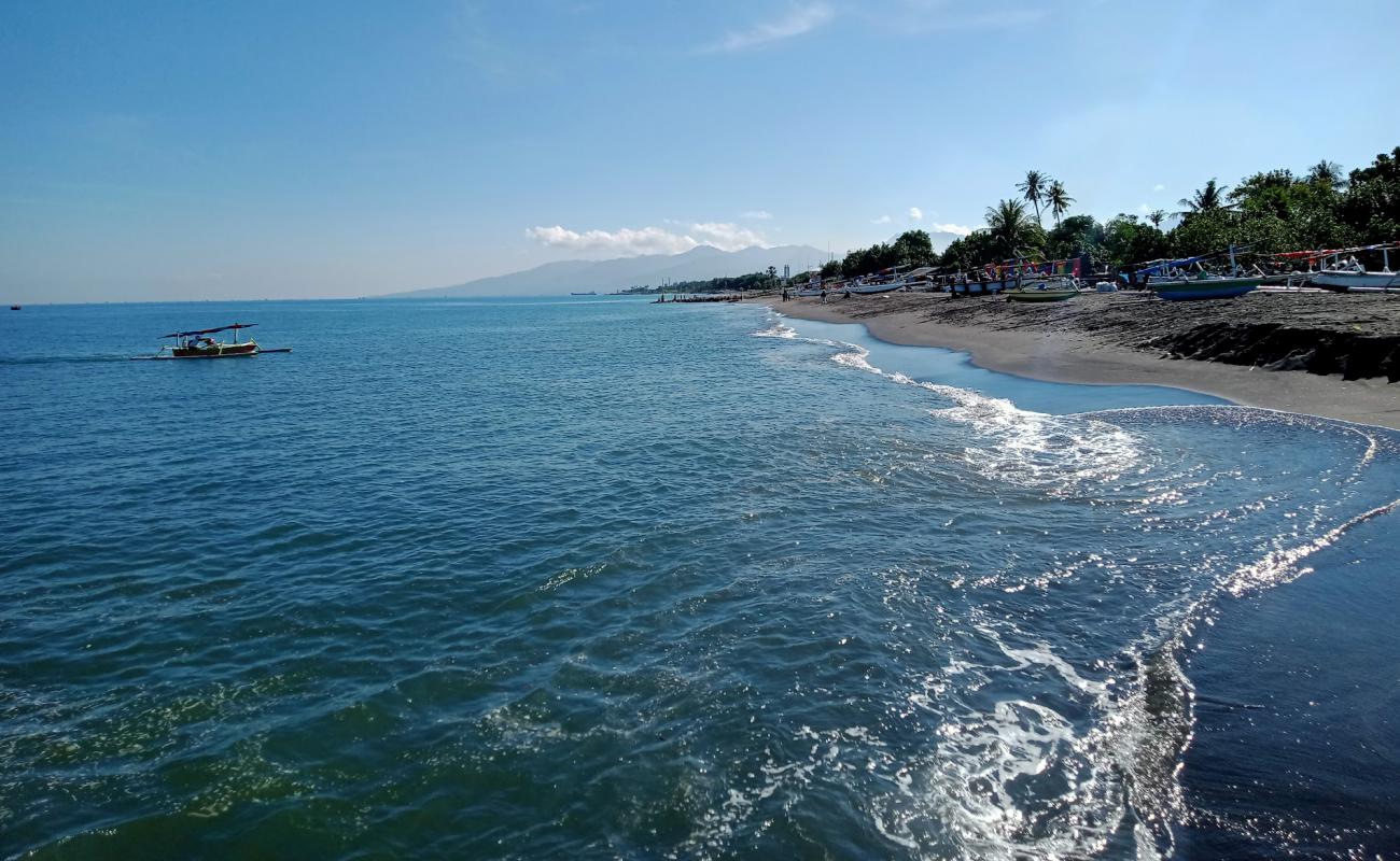 Tanjung Karang Beach'in fotoğrafı kahverengi kum yüzey ile