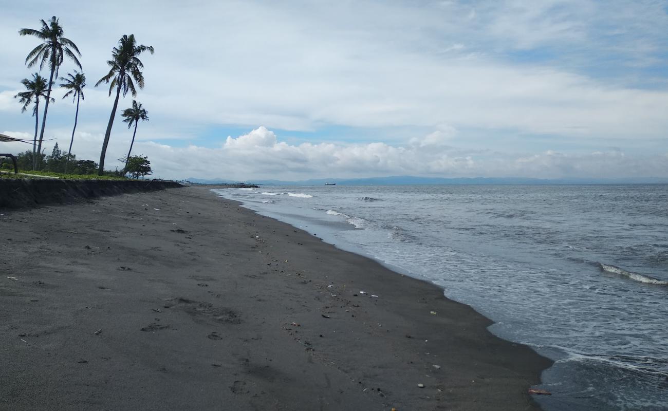 Penghulu Agung Beach'in fotoğrafı kahverengi kum yüzey ile
