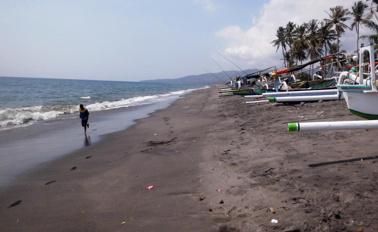 Meninting Beach'in fotoğrafı kahverengi kum yüzey ile