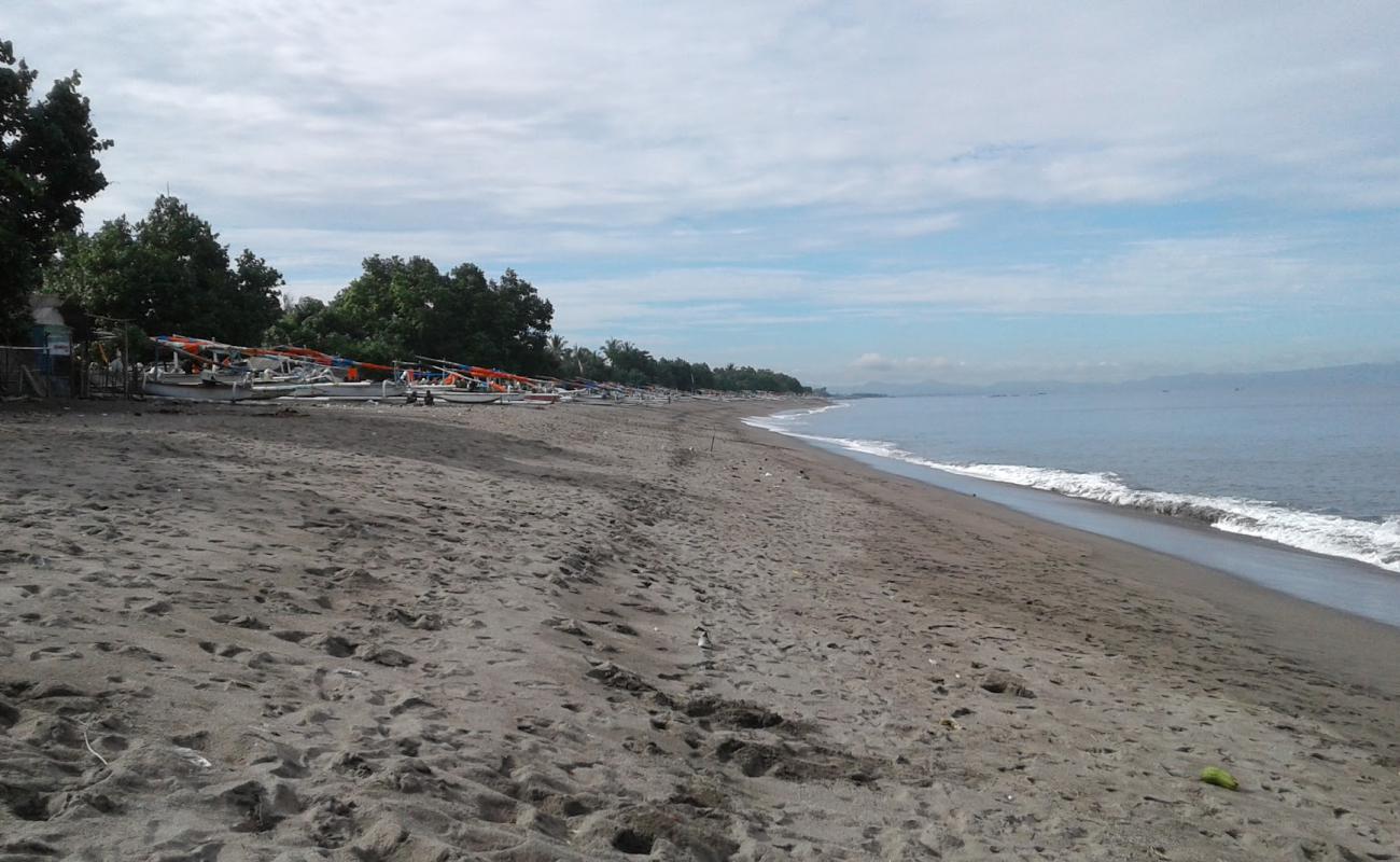 Montong Beach'in fotoğrafı kahverengi kum yüzey ile