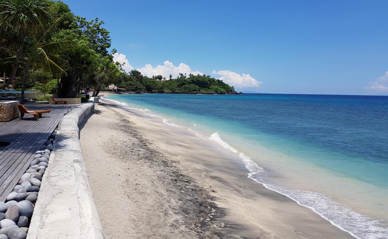 Senggigi Beach'in fotoğrafı açık bej kum yüzey ile