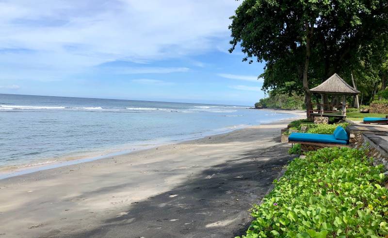 Pantai Klui'in fotoğrafı açık bej kum yüzey ile