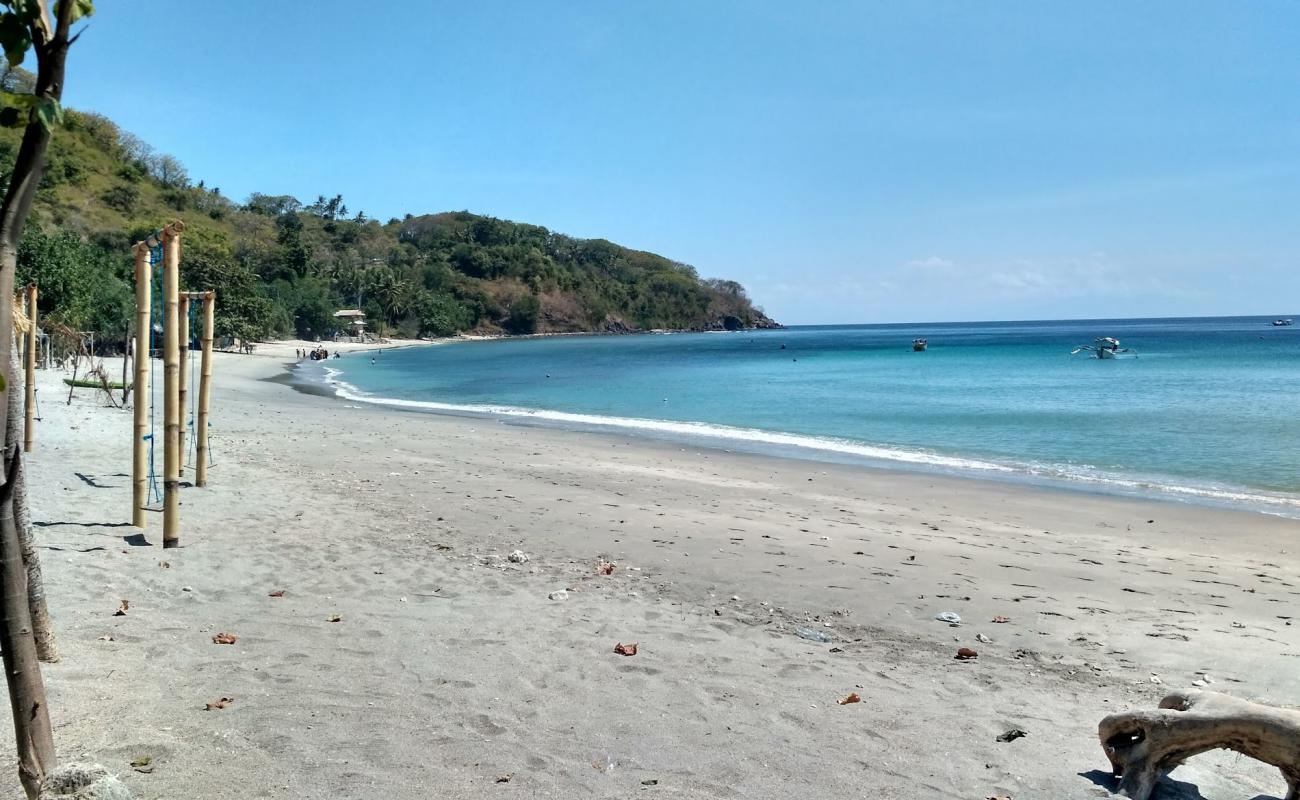 Lendang Luar Beach'in fotoğrafı parlak kum yüzey ile