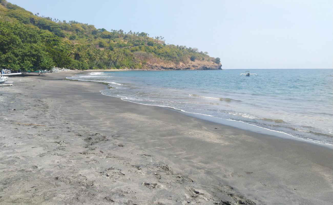 Pantai malimbu'in fotoğrafı parlak kum yüzey ile