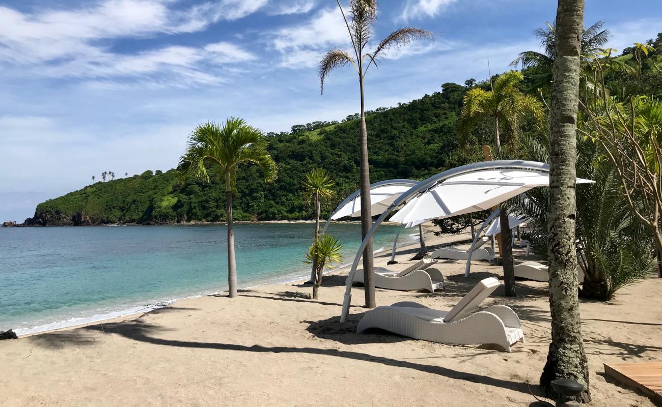 Vulkanik Nipah beach'in fotoğrafı açık bej kum yüzey ile