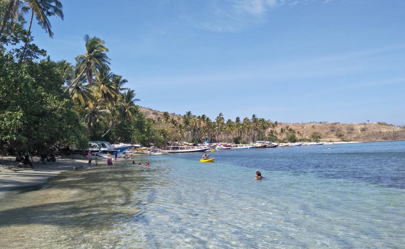 Mentigi beach'in fotoğrafı bej kum ve çakıl yüzey ile