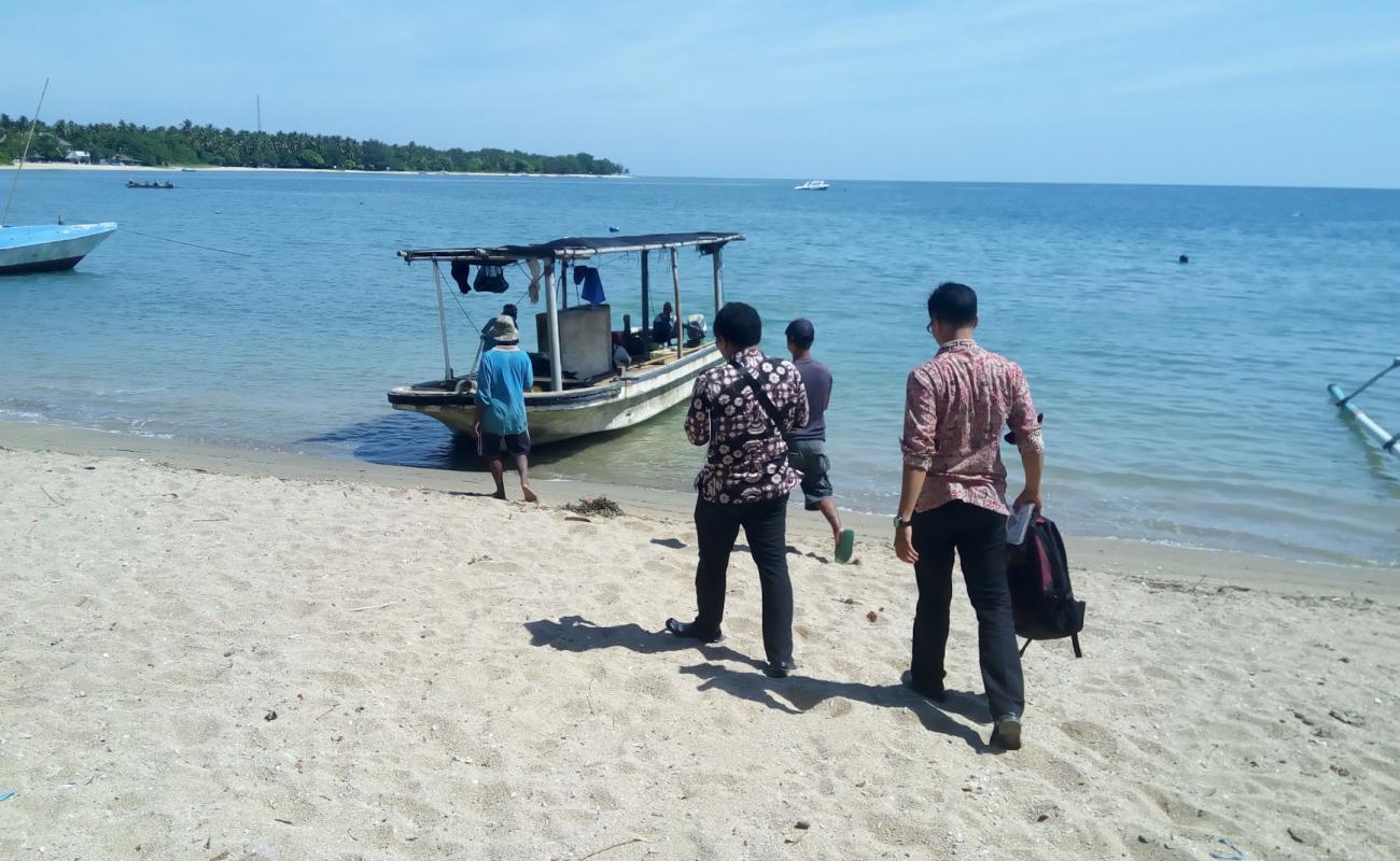 Pantai Tembobor'in fotoğrafı parlak kum yüzey ile