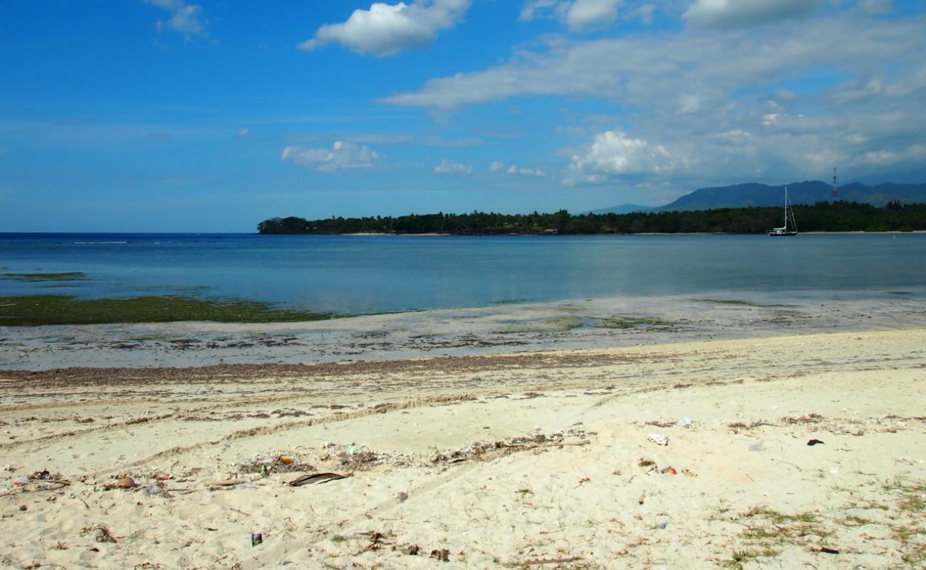 Medana Dewi Bahari Beach'in fotoğrafı parlak kum yüzey ile