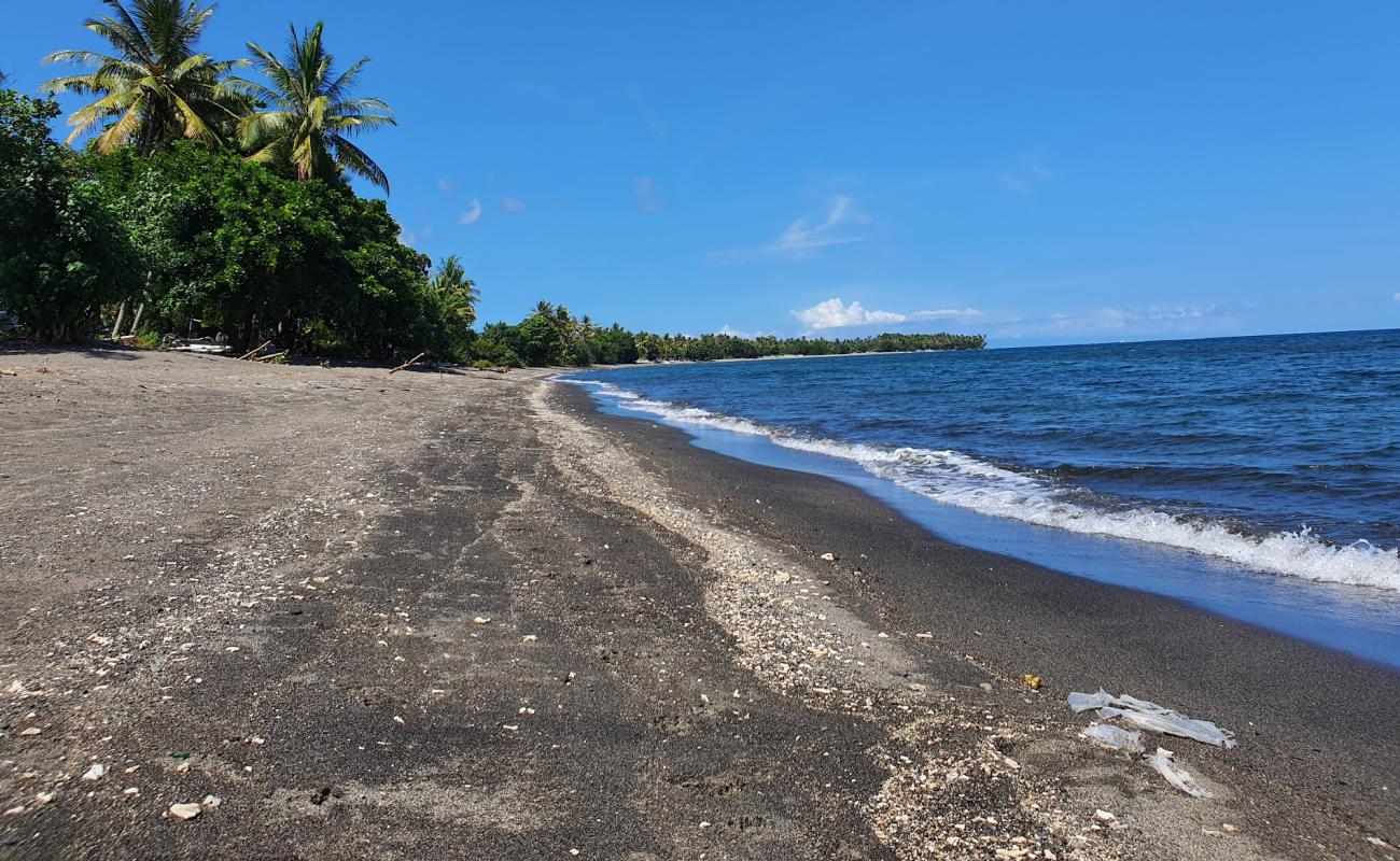 Tasola Beach'in fotoğrafı kahverengi kum yüzey ile
