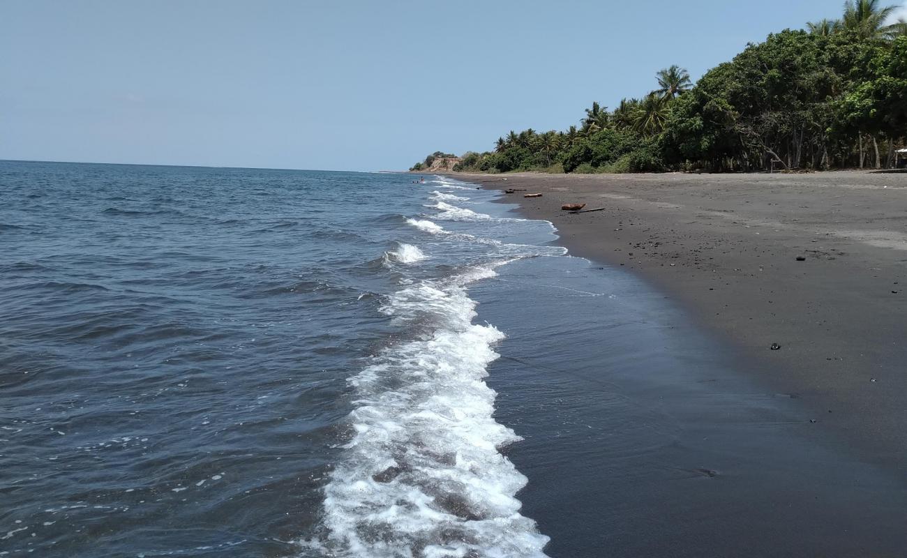 Beraringan beach'in fotoğrafı kahverengi kum yüzey ile