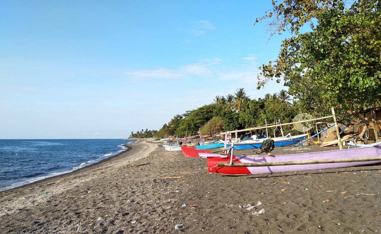 Ketapang Tampes beach'in fotoğrafı kahverengi kum yüzey ile