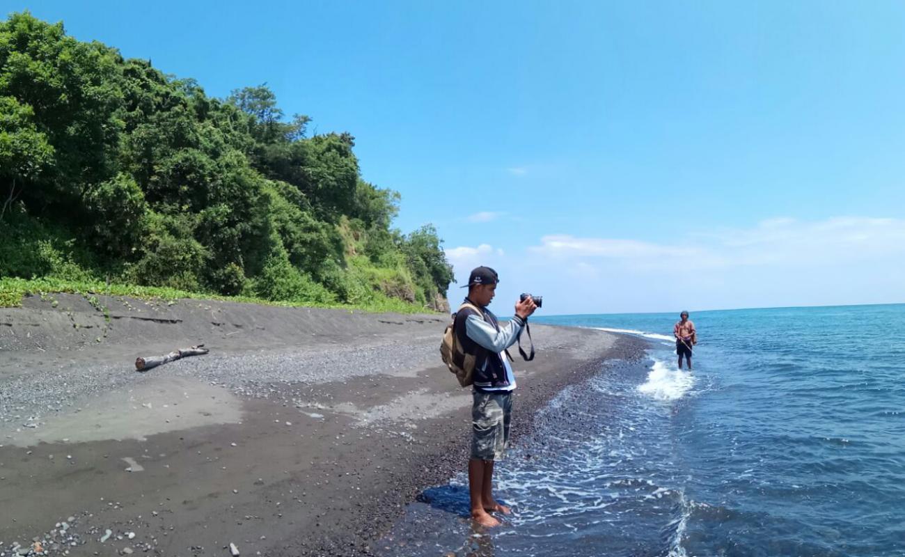 KesambiQ Beach'in fotoğrafı kahverengi kum yüzey ile