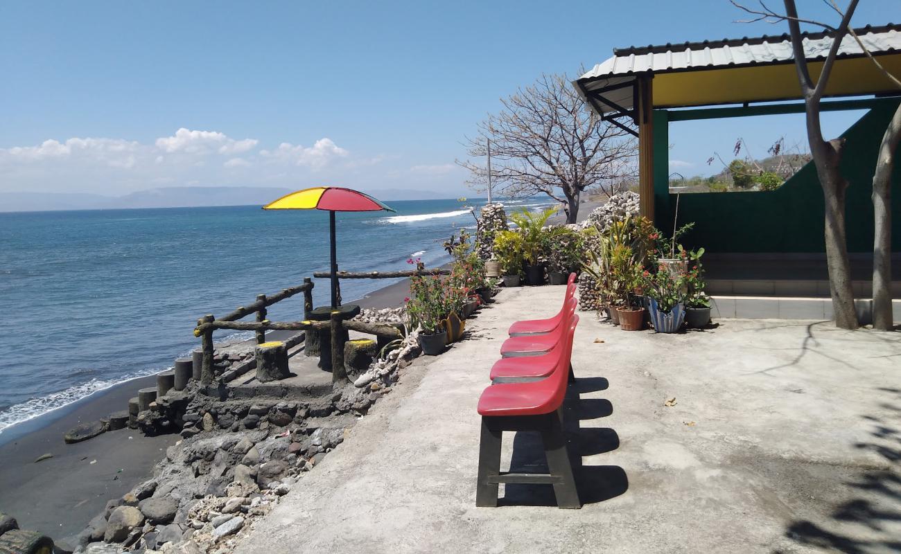 Angkringan Kayangan Beach'in fotoğrafı kahverengi kum yüzey ile