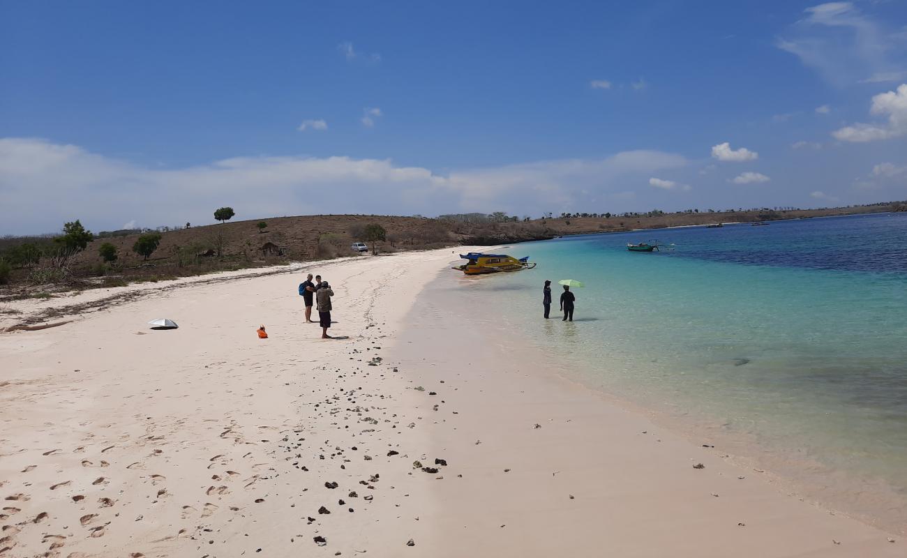 Telone beach'in fotoğrafı pembe kum yüzey ile