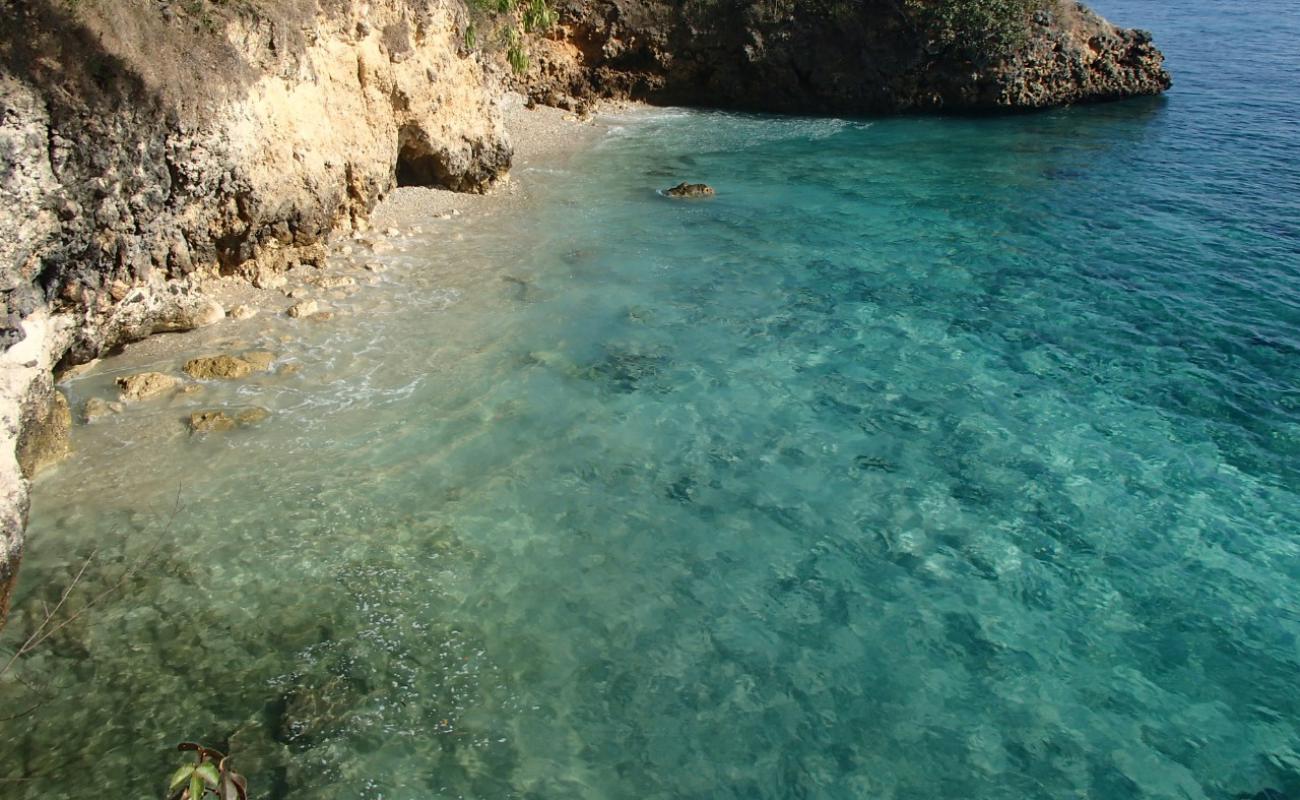 Tanjung Sabui'in fotoğrafı parlak kum ve kayalar yüzey ile