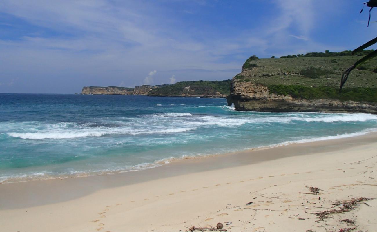 Mankgu Guru Beach'in fotoğrafı açık bej kum yüzey ile