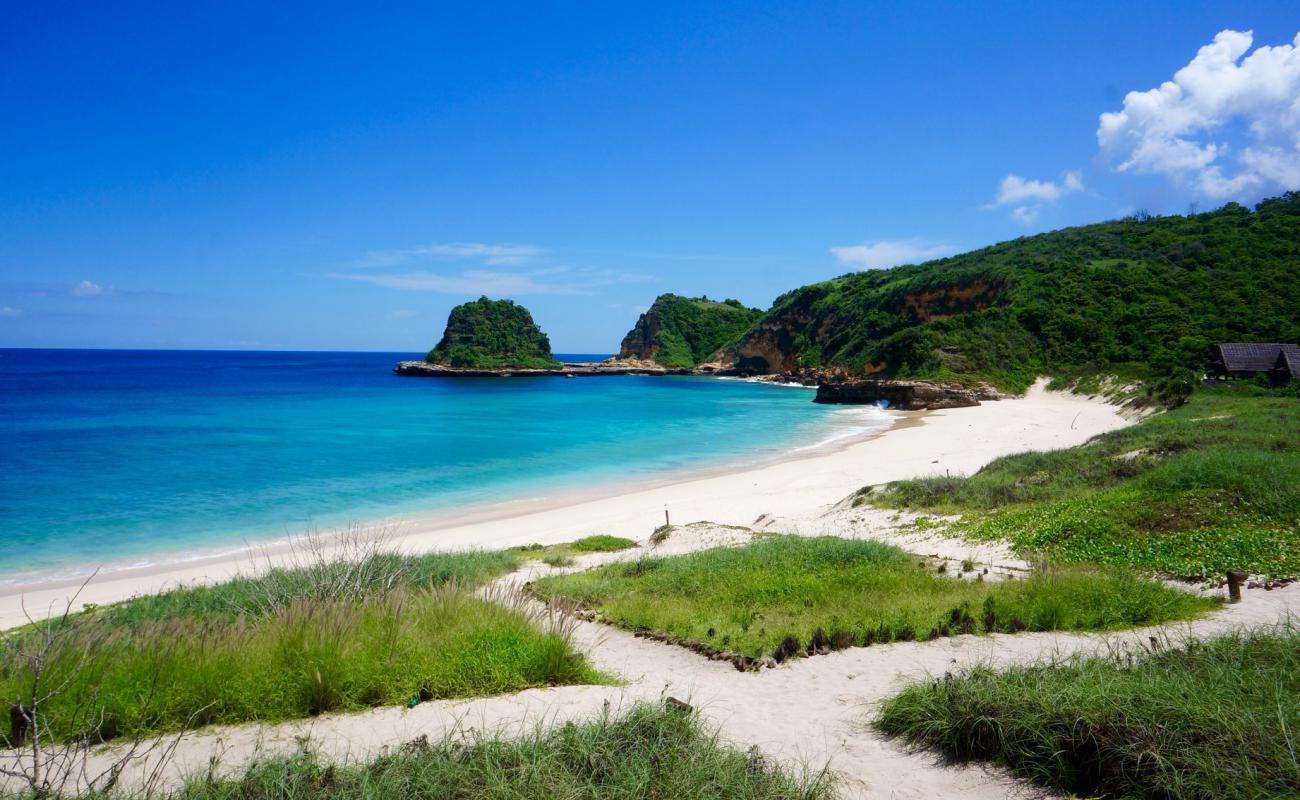 Jeeva Beloam Camp Beach'in fotoğrafı gri kum yüzey ile