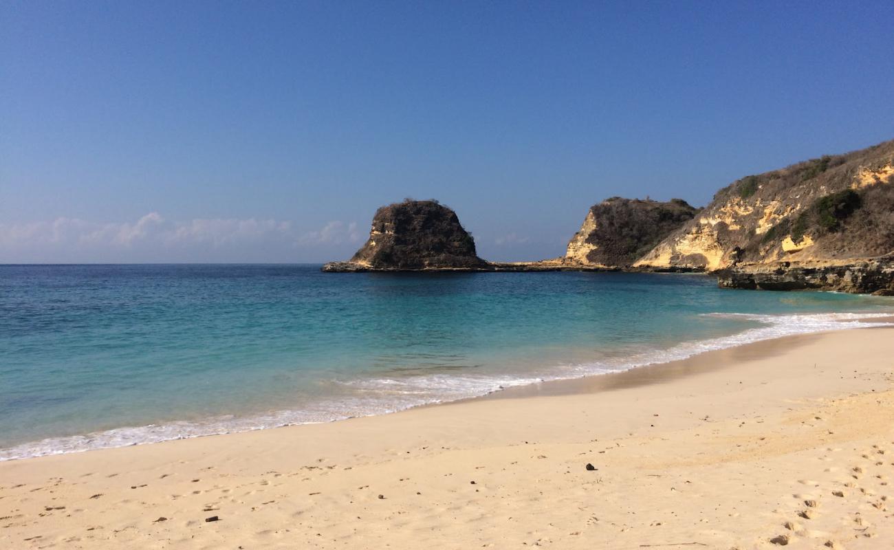 Tanjung Bloam Beach'in fotoğrafı açık bej kum yüzey ile
