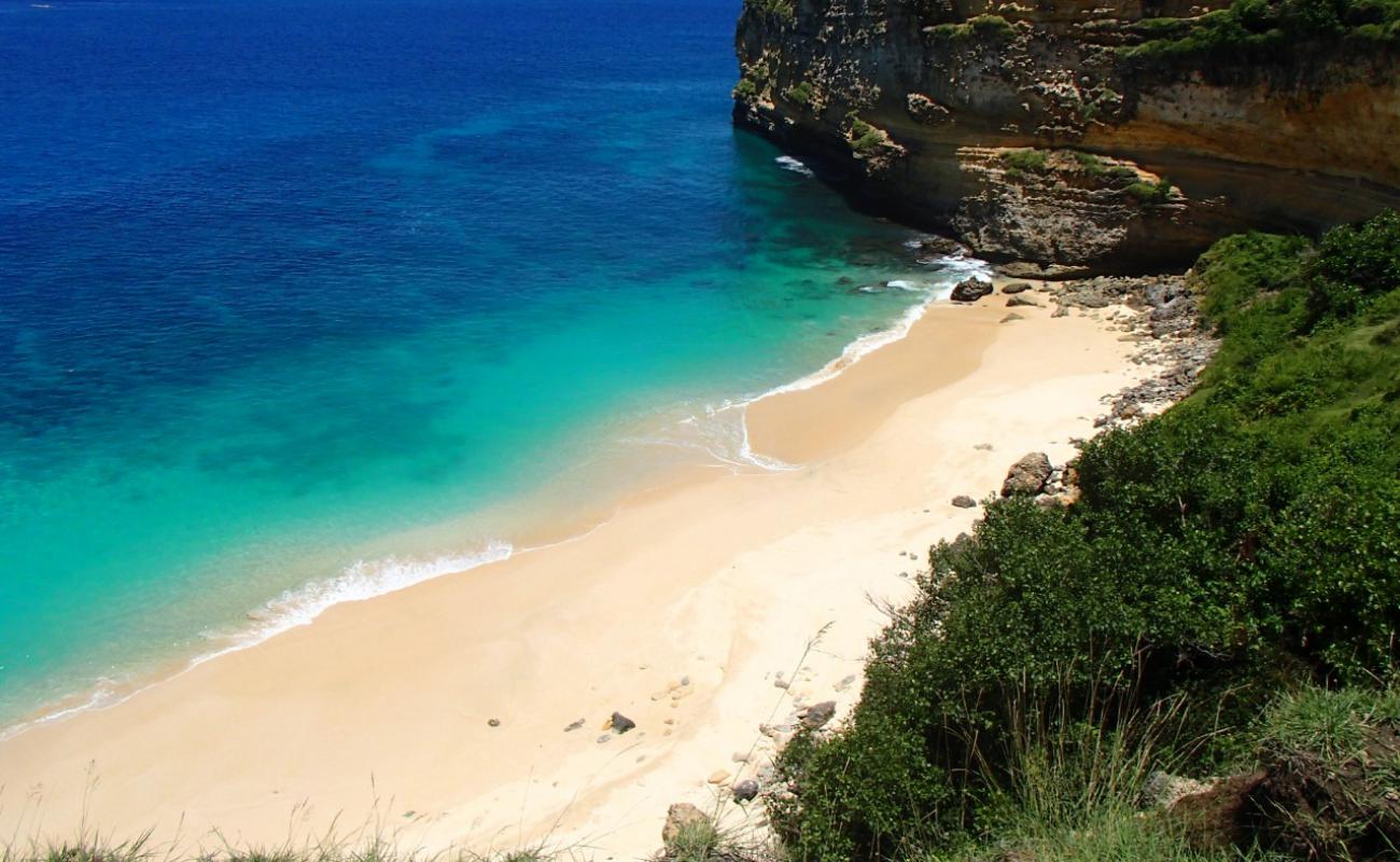 Tanjung Porok Beach'in fotoğrafı parlak kum yüzey ile