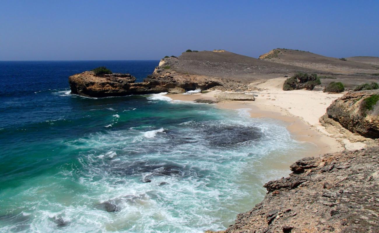 Goroh Kemalik Beach'in fotoğrafı açık bej kum yüzey ile