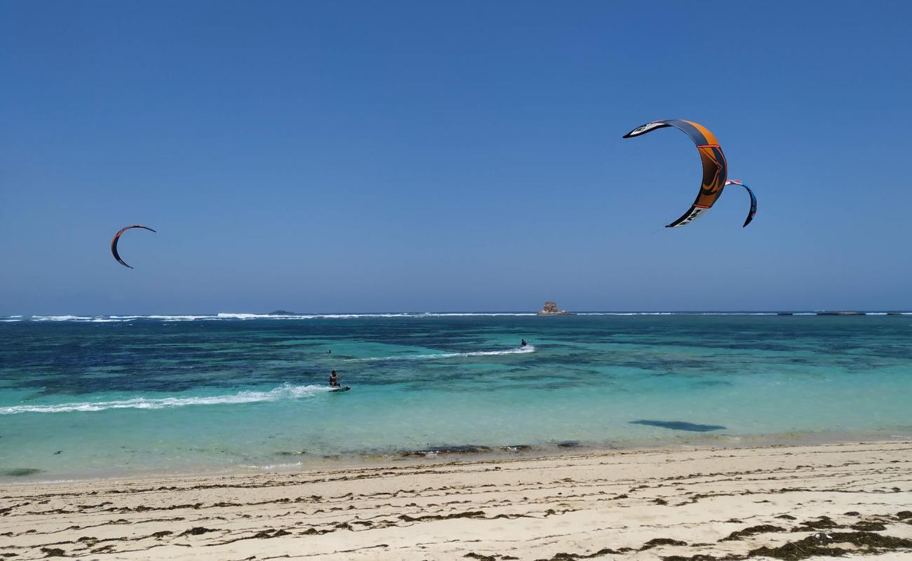 Kaliantan Beach'in fotoğrafı açık bej kum yüzey ile