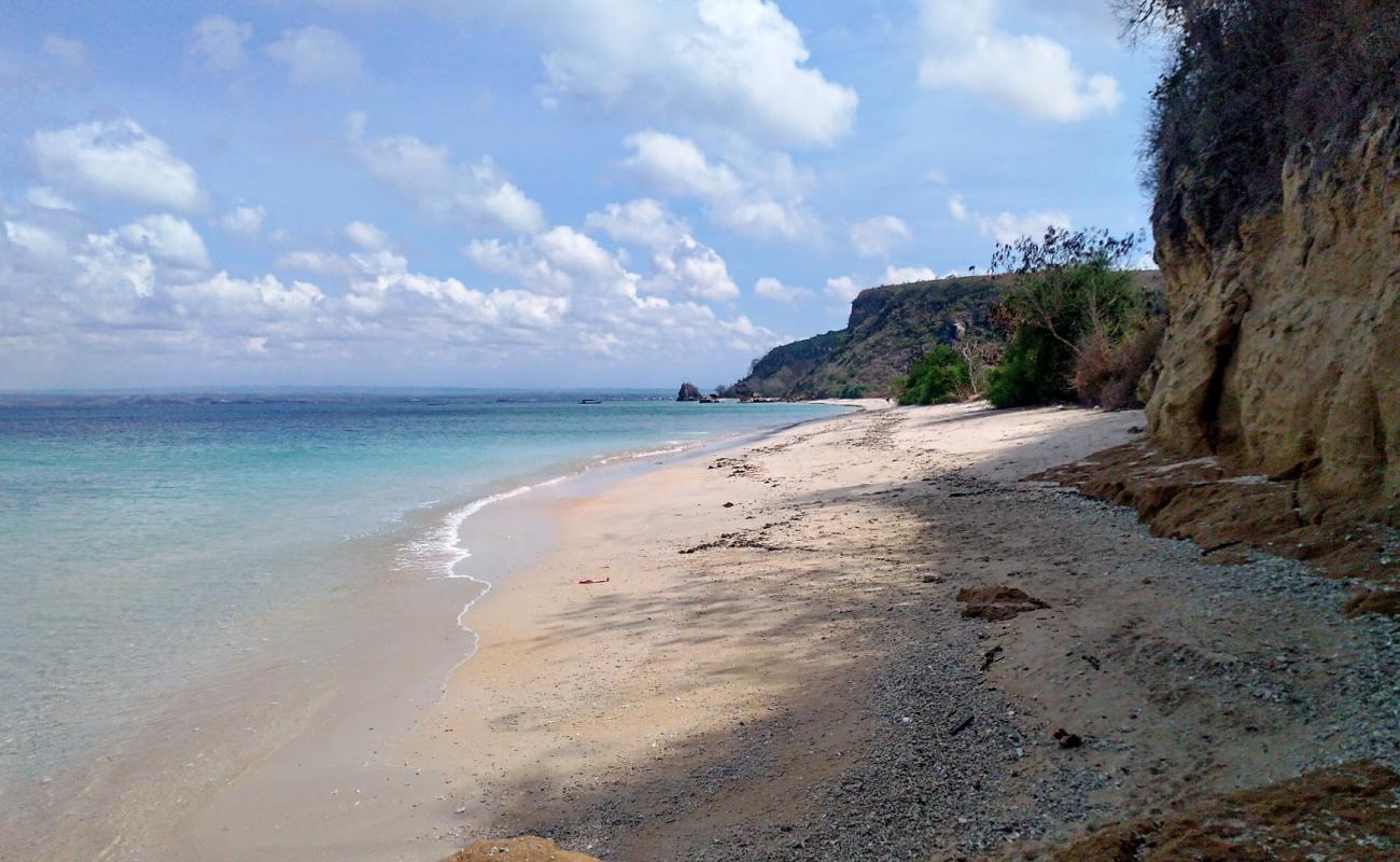 Batu Jamur Beach'in fotoğrafı parlak kum yüzey ile