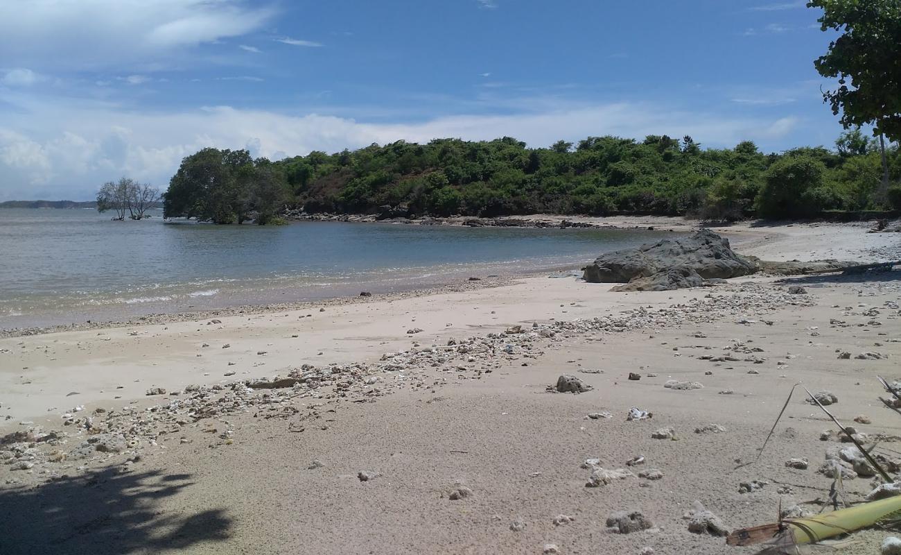 Ujung Batu Awang Beach'in fotoğrafı parlak kum yüzey ile