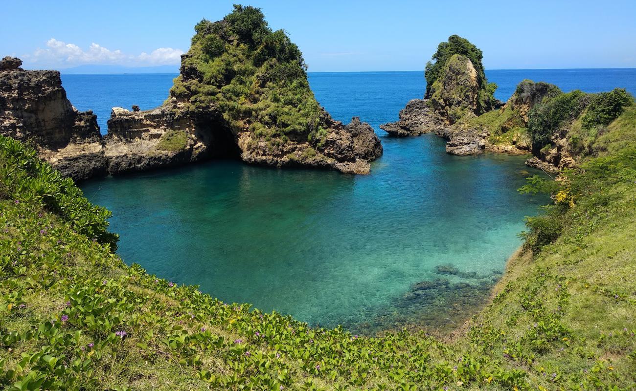 Sari Goang Beach'in fotoğrafı bej kum ve kayalar yüzey ile