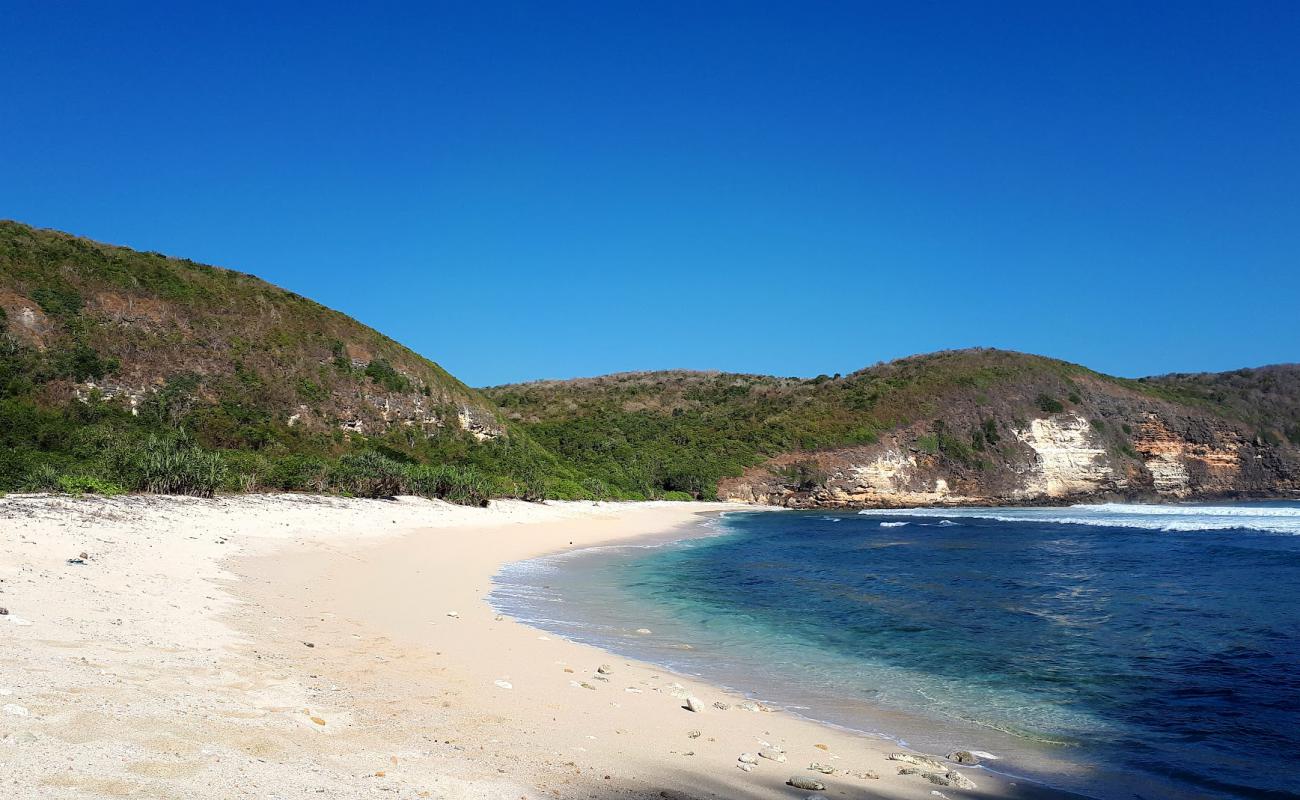 Teluk Ujung Beach'in fotoğrafı açık bej kum yüzey ile
