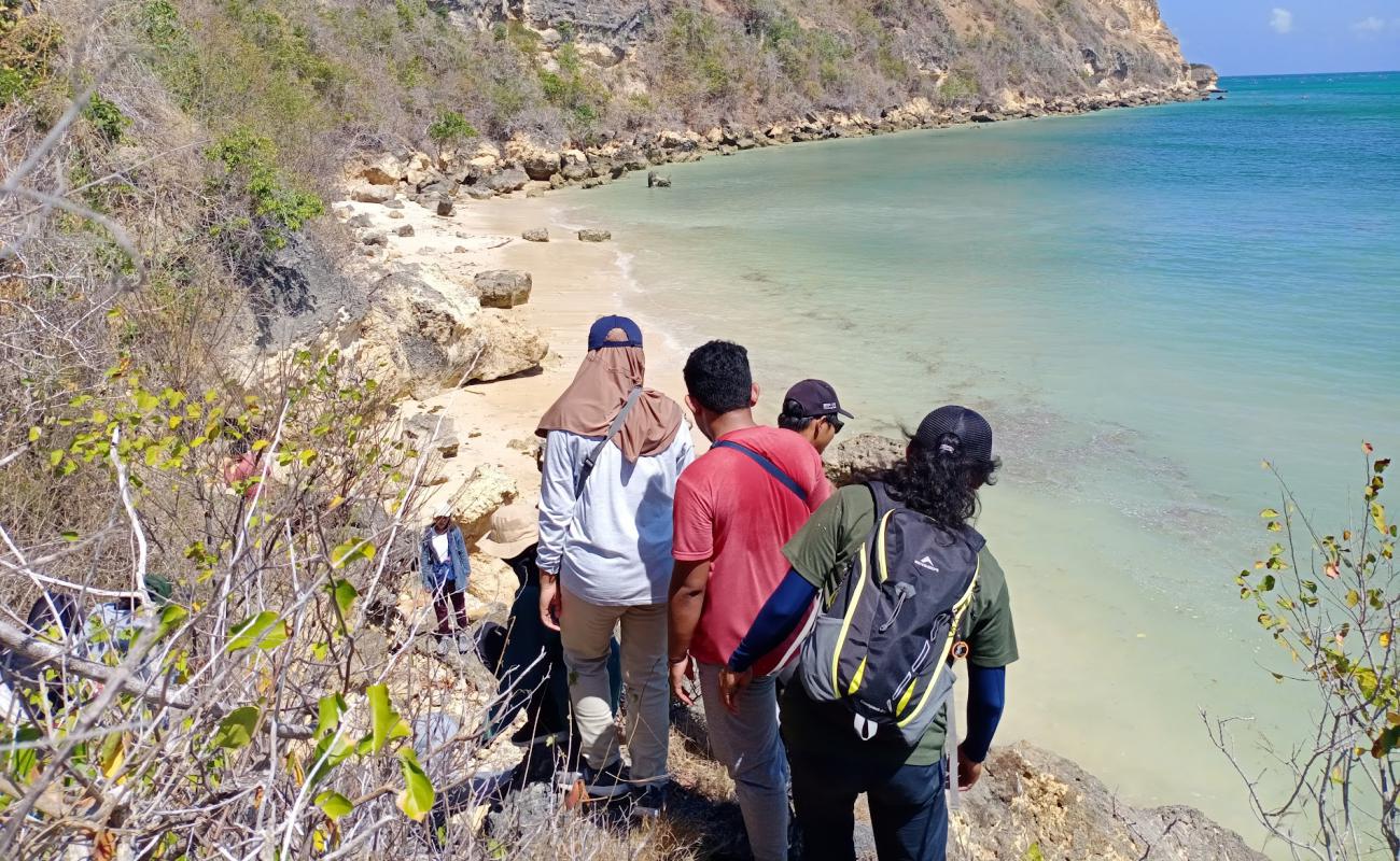 Batu Jangak Beach'in fotoğrafı bej kum ve kayalar yüzey ile