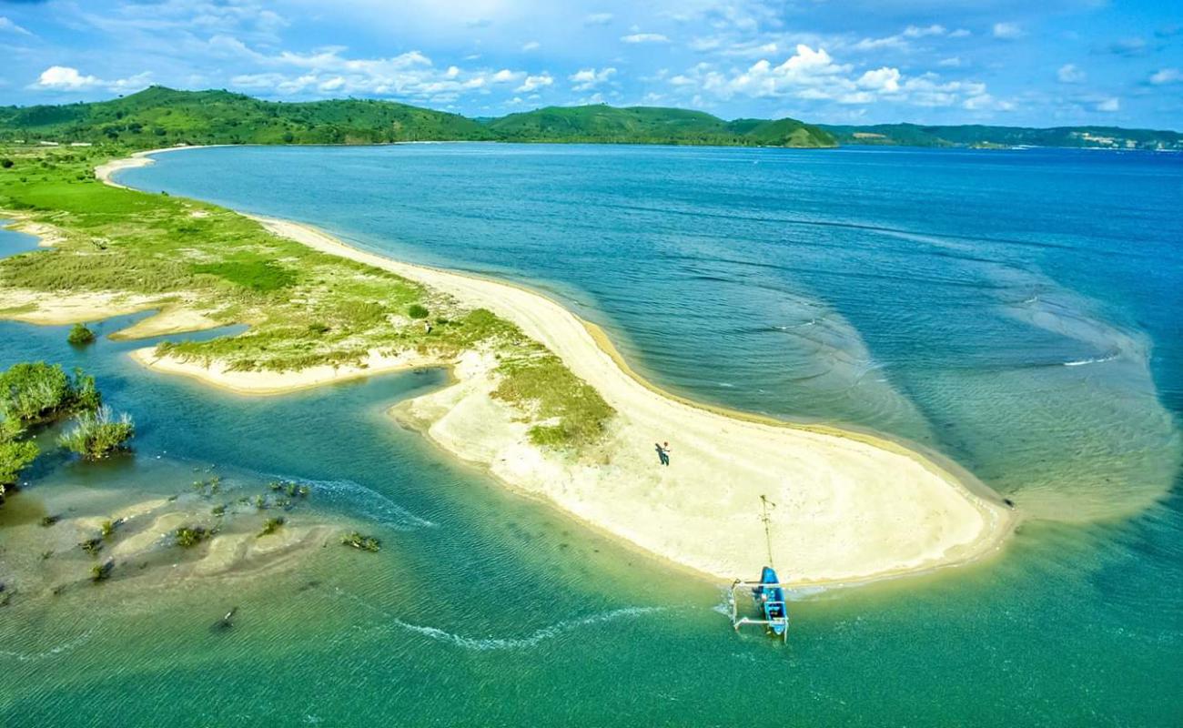 Batu Berang Beach'in fotoğrafı parlak kum yüzey ile