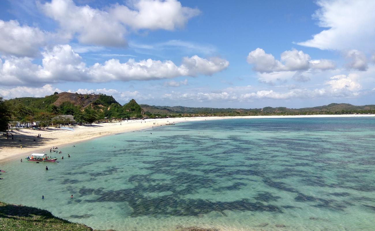 Tanjung Aan Beach'in fotoğrafı beyaz kum yüzey ile