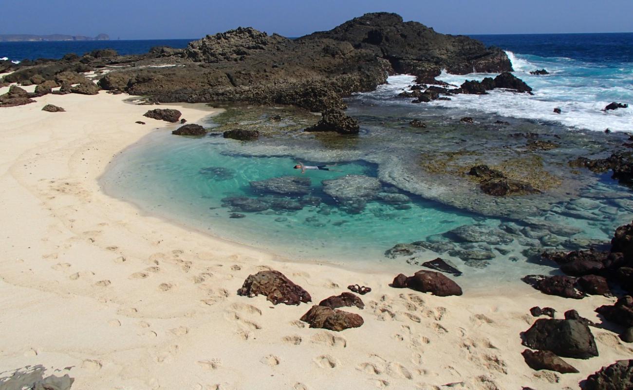 Hidden Beach'in fotoğrafı açık bej kum yüzey ile
