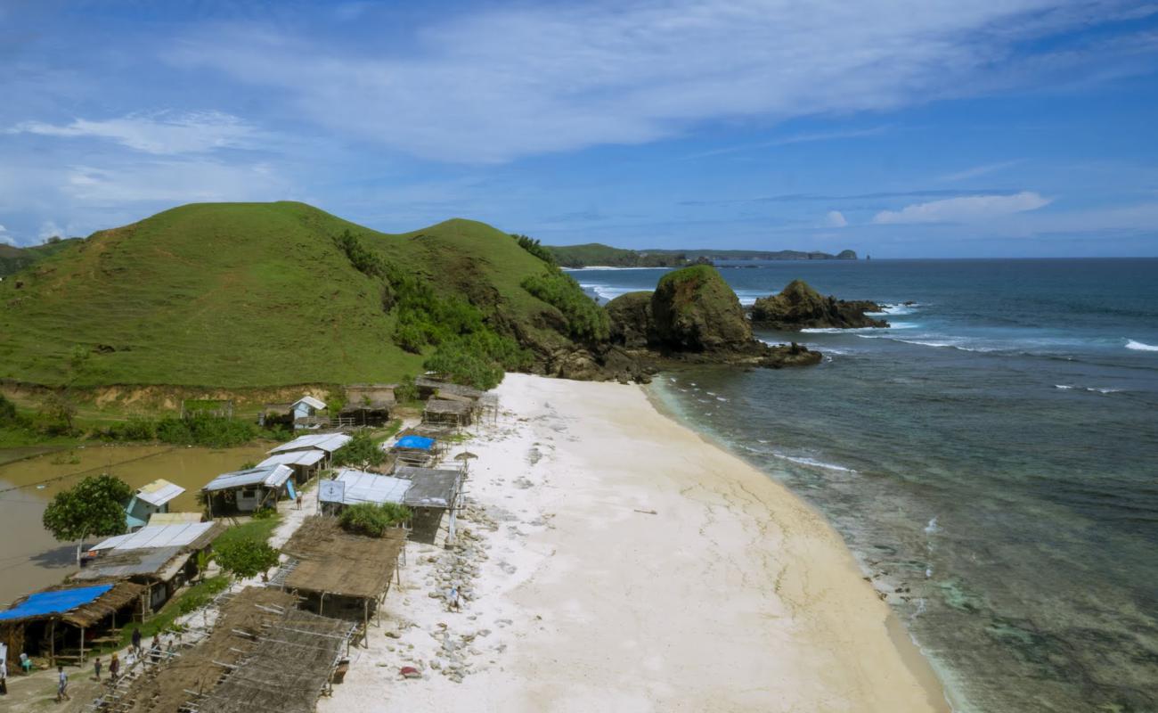 Mandalika Queen Beach'in fotoğrafı açık bej kum yüzey ile