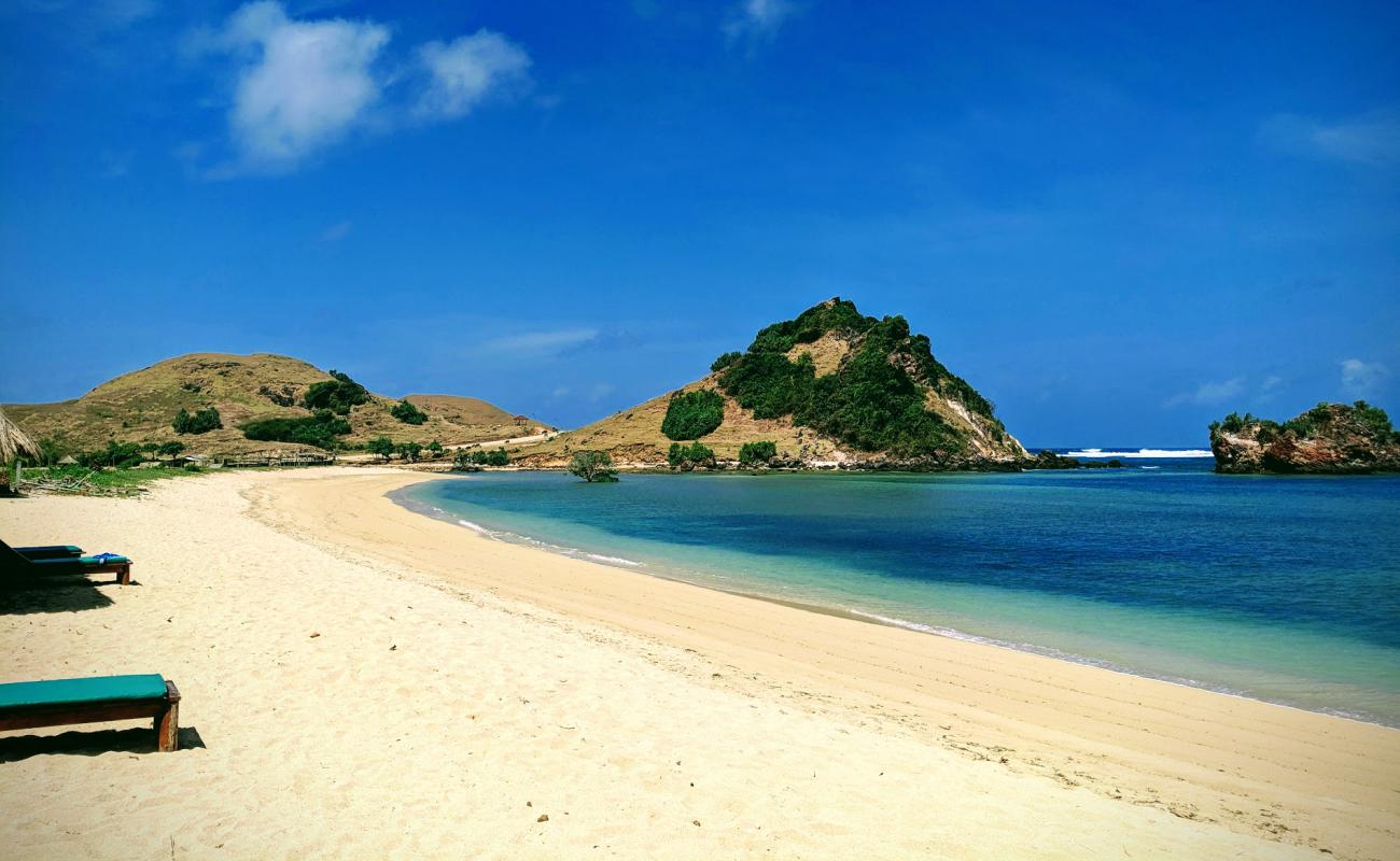 Seger Mandalika Beach'in fotoğrafı açık bej kum yüzey ile