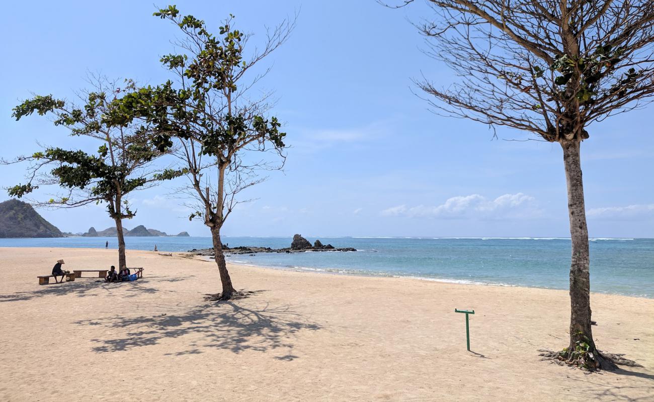 Kuta Mandalika Beach'in fotoğrafı açık bej kum yüzey ile