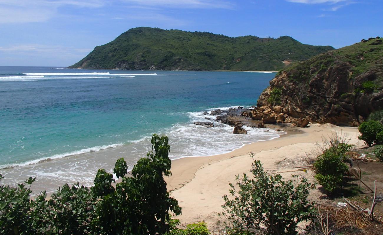 Tebuak Beach'in fotoğrafı açık bej kum yüzey ile