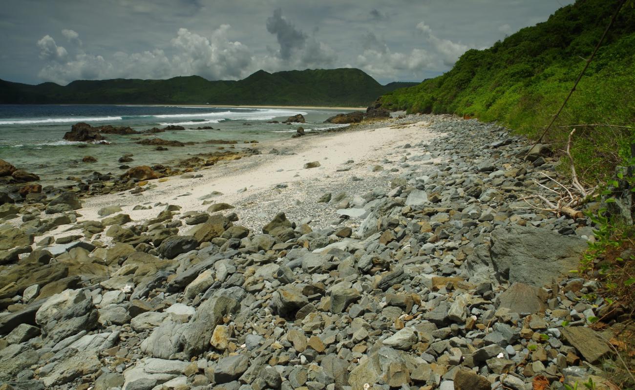 Batu Bereng Beach'in fotoğrafı bej kum ve kayalar yüzey ile