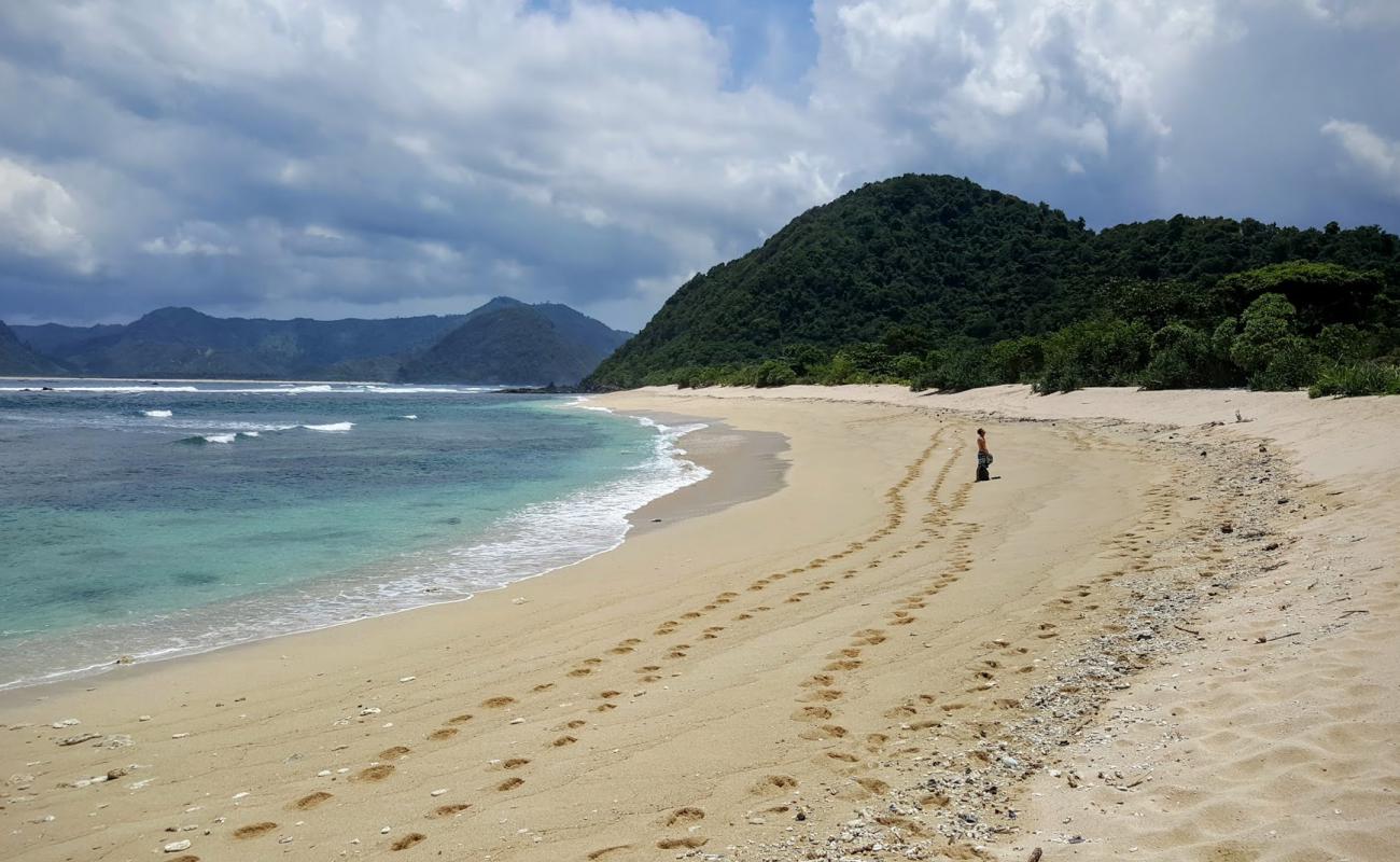 Mawi Beach'in fotoğrafı parlak kum yüzey ile