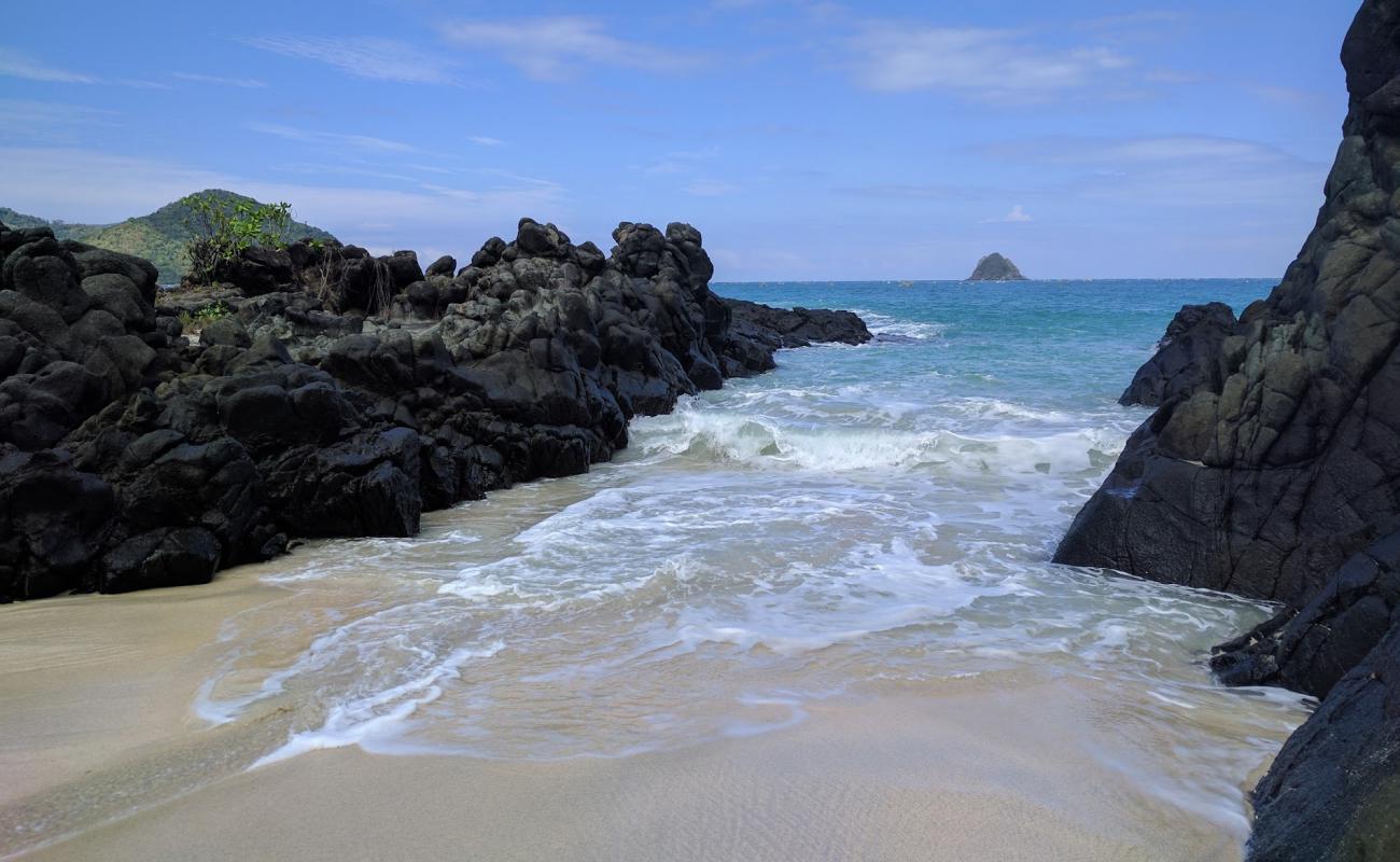 Kecil Beach'in fotoğrafı beyaz ince kum yüzey ile