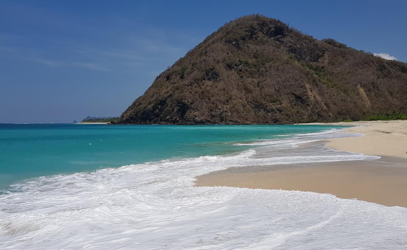 Tomang-Omang Beach'in fotoğrafı beyaz ince kum yüzey ile