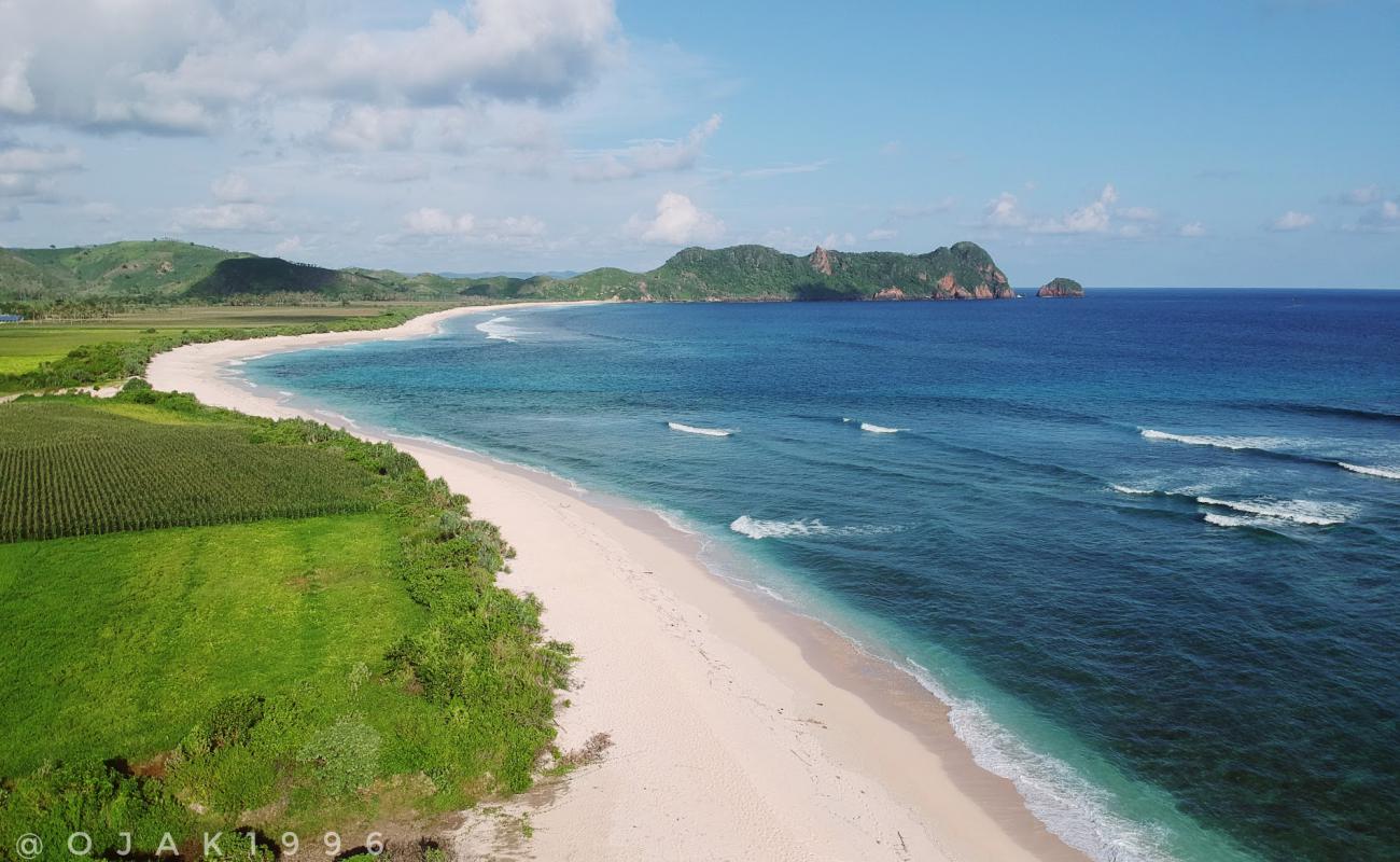 Meang Beach'in fotoğrafı parlak kum yüzey ile