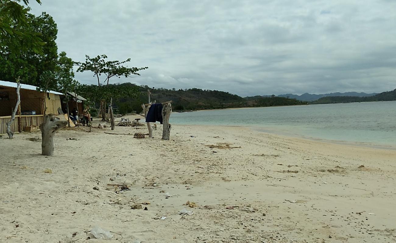 Pesisir Mas Beach'in fotoğrafı parlak kum ve kayalar yüzey ile