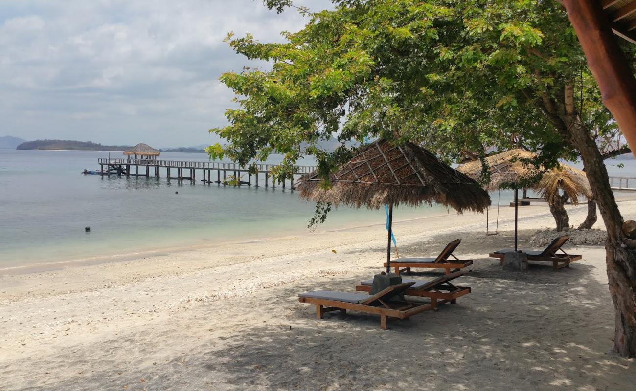 Cocotinos Sekotong Beach'in fotoğrafı parlak kum ve kayalar yüzey ile