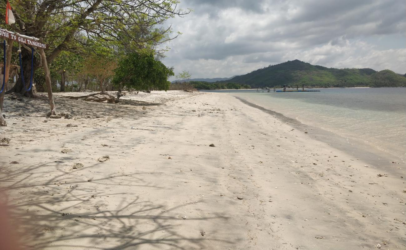 Gili Tangkong Beach'in fotoğrafı beyaz kum yüzey ile
